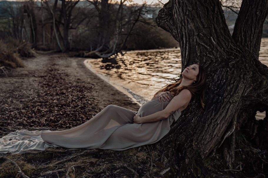 Babybauchshooting draußen in der Natur – Fotografin im Hunsrück bei Simmern